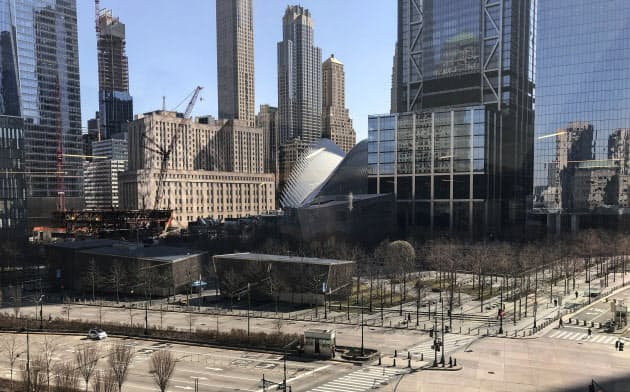 欧米の有名観光地も人はまばらだ(18日、ニューヨーク)=AP 欧米の有名観光地も人はまばらだ(18日、ニューヨーク)=AP