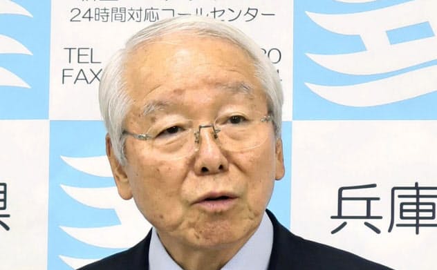 兵庫県庁で記者会見する井戸敏三知事=19日午後 兵庫県庁で記者会見する井戸敏三知事=19日午後