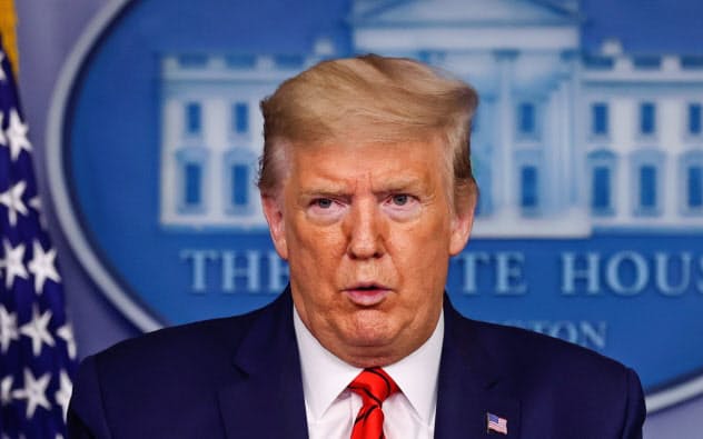 記者会見するトランプ大統領=ロイター 記者会見するトランプ大統領=ロイター