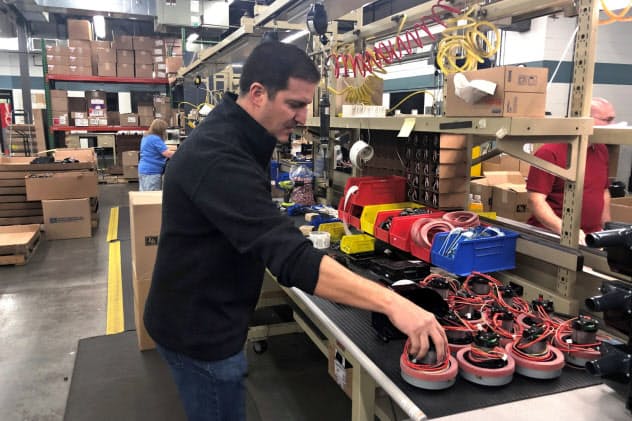 2月の米景気先行指数はわずかに上昇したが、3月以降は低下が見込まれている(米マサチューセッツ州のハンドドライヤー工場)=ロイター 2月の米景気先行指数はわずかに上昇したが、3月以降は低下が見込まれている(米マサチューセッツ州のハンドドライヤー工場)=ロイター