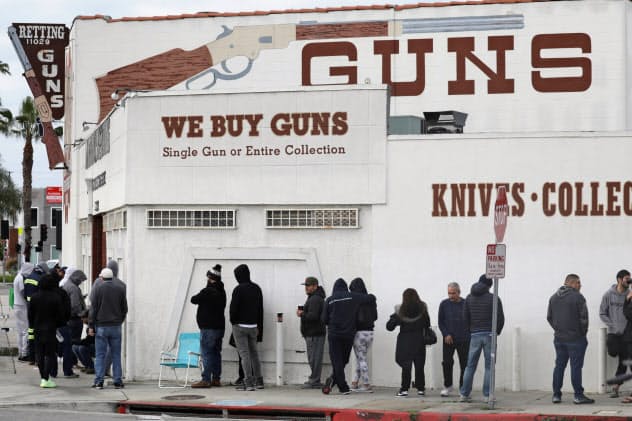 銃販売店の前で行列をつくる人々(カリフォルニア州)=ロイター 銃販売店の前で行列をつくる人々(カリフォルニア州)=ロイター