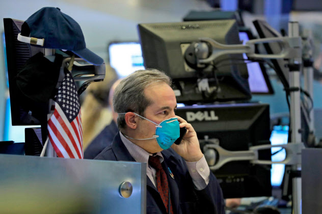 ニューヨーク証取はトレーディングフロアを一時閉鎖する(19日、ニューヨーク)=ロイター ニューヨーク証取はトレーディングフロアを一時閉鎖する(19日、ニューヨーク)=ロイター