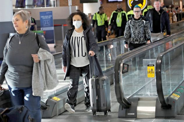 ニューヨークのケネディ国際空港(5日)=ロイター ニューヨークのケネディ国際空港(5日)=ロイター