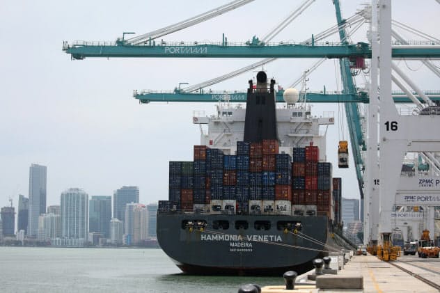 2019年の米経常収支は11年ぶり高水準となった(米フロリダ州の港に停泊する貨物船)=ロイター 2019年の米経常収支は11年ぶり高水準となった(米フロリダ州の港に停泊する貨物船)=ロイター