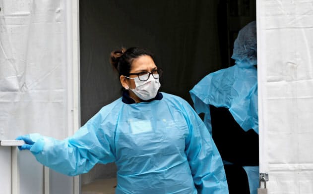 近年、ニューヨークでは病院や入院用ベッドの数が大幅に減少していた(写真は市内ブルックリン区の病院)=ロイター 近年、ニューヨークでは病院や入院用ベッドの数が大幅に減少していた(写真は市内ブルックリン区の病院)=ロイター