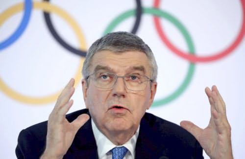IOC理事会後に記者会見するバッハ会長(4日、ローザンヌ)=ロイター