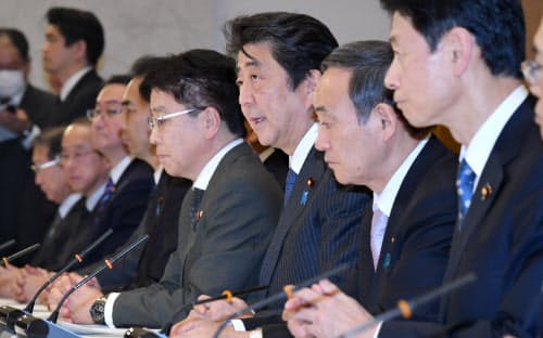 新型コロナウイルス感染症対策本部の会合で発言する安倍首相(20日、首相官邸)