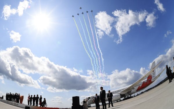 聖火到着式で披露された「ブルーインパルス」の展示飛行(3月20日、宮城県東松島市)=魚眼レンズ使用