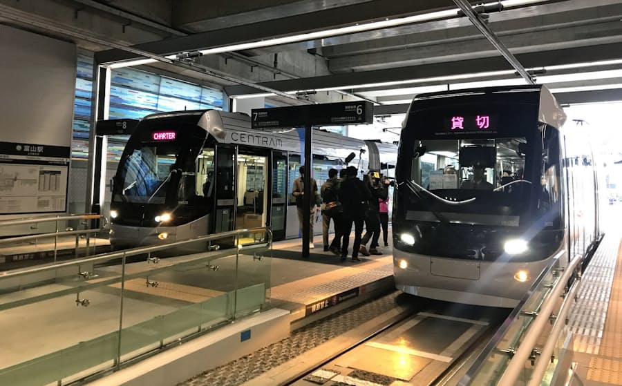 100年の夢 実現 富山の路面電車 南北接続で発車式 日本経済新聞