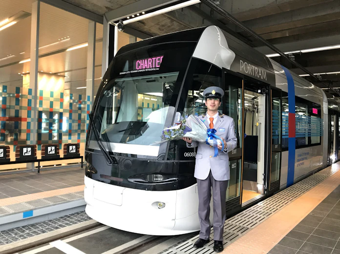 100年の夢 実現 富山の路面電車 南北接続で発車式 日本経済新聞 100年の夢 実現 富山の路面電車 南北接続で発車式 日本経済新聞