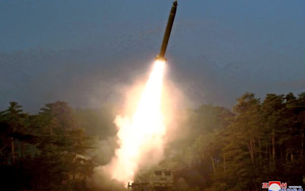 北朝鮮が発射した飛翔体の映像（3月9日、朝鮮中央通信）=ロイター