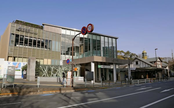 オープンしたJR山手線原宿駅の新駅舎。右は旧駅舎（21日、東京・渋谷）=共同