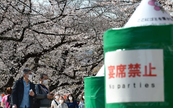 桜が見ごろを迎えた上野公園では「宴席禁止」の張り紙も（21日、東京都台東区）