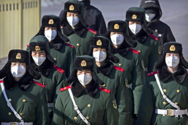 新型コロナ対策で中国は患者の強制的な隔離などで封じ込めをはかった(2月4日、北京中心部を行進する警察部隊)=AP 新型コロナ対策で中国は患者の強制的な隔離などで封じ込めをはかった(2月4日、北京中心部を行進する警察部隊)=AP
