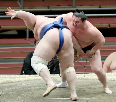 碧山(左)を攻める白鵬(21日、エディオンアリーナ大阪)