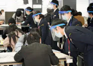 新型コロナウイルスの感染拡大で欧州各国などからの入国制限が始まり、成田空港の検疫検査場で書類に記入するドイツからの到着客ら。顔を覆う透明なフェースシールドとマスクを着用した検疫所の担当者らが応対した(21日午後)=共同 新型コロナウイルスの感染拡大で欧州各国などからの入国制限が始まり、成田空港の検疫検査場で書類に記入するドイツからの到着客ら。顔を覆う透明なフェースシールドとマスクを着用した検疫所の担当者らが応対した(21日午後)=共同