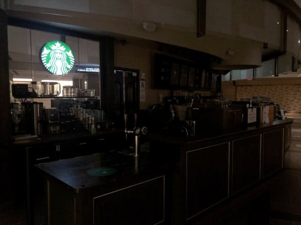 にぎわいの消えたスターバックスの店内(ニューヨーク州)