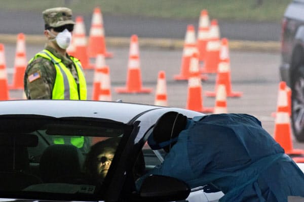 米国はドライブスルー形式で新型コロナウイルスの感染検査を受けられる体制の整備を急いでいる(20日、米ニュージャージー州=ロイター)