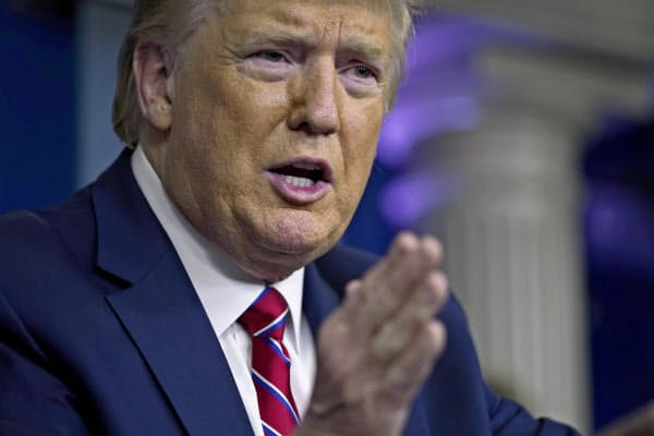 トランプ政権は新型コロナへの対応として2兆ドル規模の景気刺激策を検討している(AP)