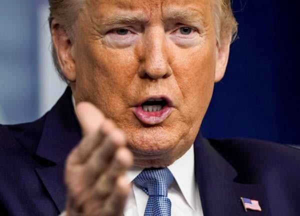 新型コロナウイルス対策について語るトランプ米大統領(21日、ホワイトハウス)=ロイター