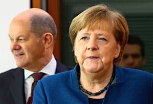 健全財政路線の棚上げを決めたメルケル首相(右)とショルツ財務相=AP