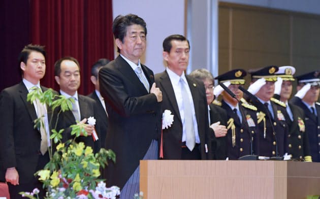 防衛大学校の卒業式に出席した安倍首相(22日、神奈川県横須賀市)=代表撮影 防衛大学校の卒業式に出席した安倍首相(22日、神奈川県横須賀市)=代表撮影