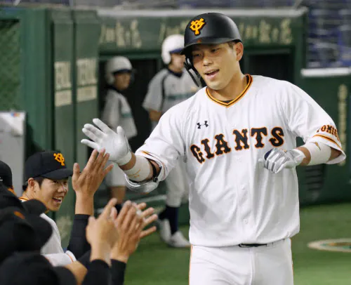 DeNAとの練習試合の3回、本塁打を放ちナインに迎えられる巨人・大城(22日、東京ドーム)=共同