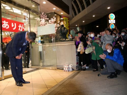 113年の歴史に幕を閉じた新潟三越。高橋芳明店長が最後のあいさつで締めくくった(22日、新潟市)