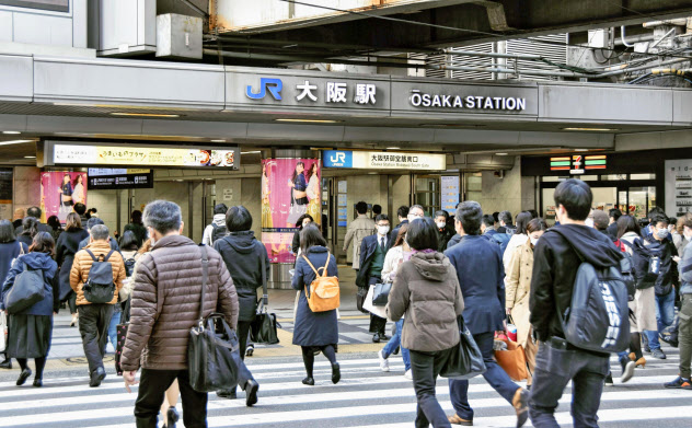 通勤客らで混雑するJR大阪駅前(23日午前)=共同 通勤客らで混雑するJR大阪駅前(23日午前)=共同