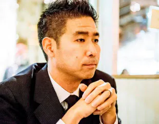 鈴木友也氏