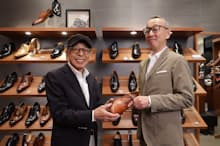 茶のストレートチップを手におすすめの靴について話す石津祥介さん（左）とリーガルコーポレーションの若松隆行さん（東京都中央区のREGAL日本橋）