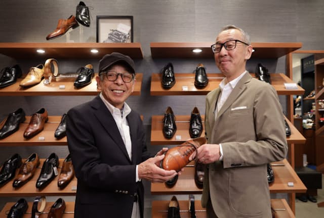 茶のストレートチップを手におすすめの靴について話す石津祥介さん（左）とリーガルコーポレーションの若松隆行さん（東京都中央区のREGAL日本橋）