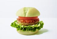 パティには大豆の植物性たんぱく質を主原料にした代替肉、バンズ(パン)にはほうれん草を練り込んだ パティには大豆の植物性たんぱく質を主原料にした代替肉、バンズ(パン)にはほうれん草を練り込んだ