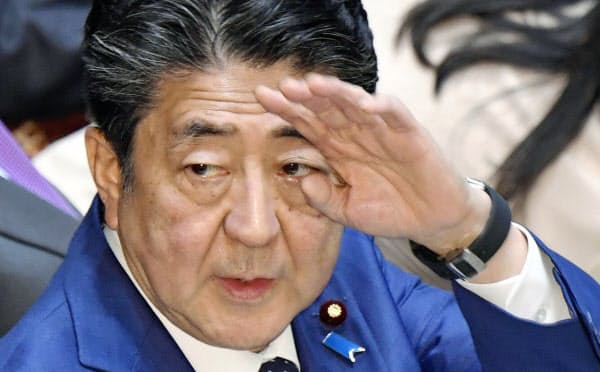 参院予算委で答弁のため挙手する安倍首相(23日)=共同
