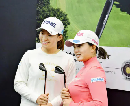 東京五輪を目指す渋野日向子(左)と鈴木愛はツアーでポイントを稼ぐ心づもりだった=共同