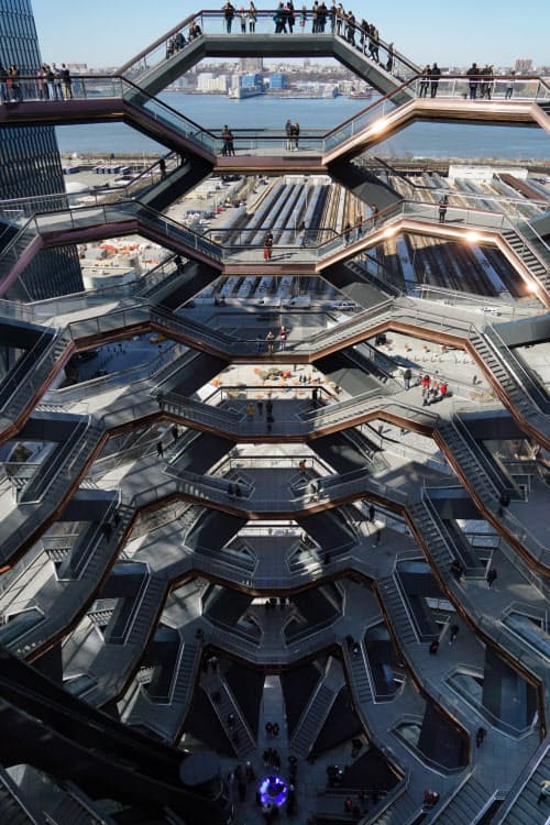 ベッセルの最上階からハドソン川などを眺める人たち(2月下旬)