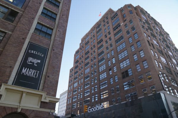 レンガ造りのグーグルニューヨークオフィスビル。手前のチェルシーマーケットのビルにもオフィスがある