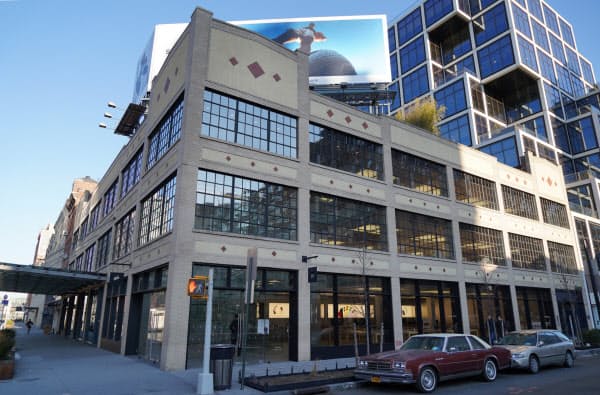 古いビルをリフォームしたアップルストア