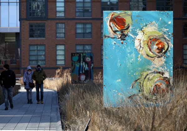 ハイラインに展示されているアート。歩きながらさまざまな作品を見ることができる