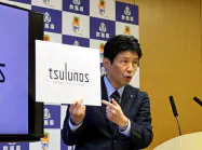 群馬県の山本一太知事が動画スタジオのロゴを紹介した(18日、前橋市) 群馬県の山本一太知事が動画スタジオのロゴを紹介した(18日、前橋市)
