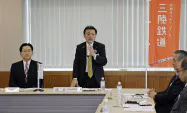 三陸鉄道の取締役会であいさつする中村一郎社長(23日、盛岡市) 三陸鉄道の取締役会であいさつする中村一郎社長(23日、盛岡市)