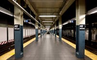 外出規制で乗客の消えたニューヨーク市の地下鉄=ロイター