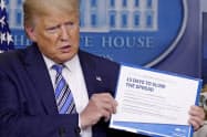 23日、ホワイトハウスで国民向け行動指針について説明するトランプ氏=AP 23日、ホワイトハウスで国民向け行動指針について説明するトランプ氏=AP