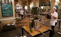 新型コロナウイルスによる営業規制で閉店する米ニューオーリンズのレストラン（3月15日）=ロイター