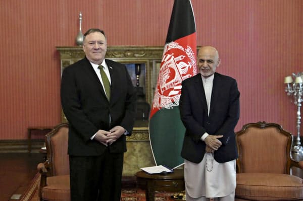 23日、アフガニスタンのガニ大統領と会談したポンペオ米国務長官(左)=AP