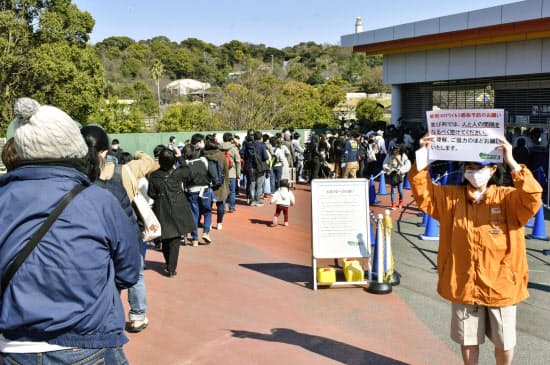 臨時休園していたみさき公園の開園を待ち並ぶ人たち(24日午前、大阪府岬町)=共同