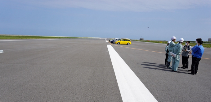 那覇空港で第2滑走路公開 管制塔は羽田に次ぐ高さメートル 日本経済新聞