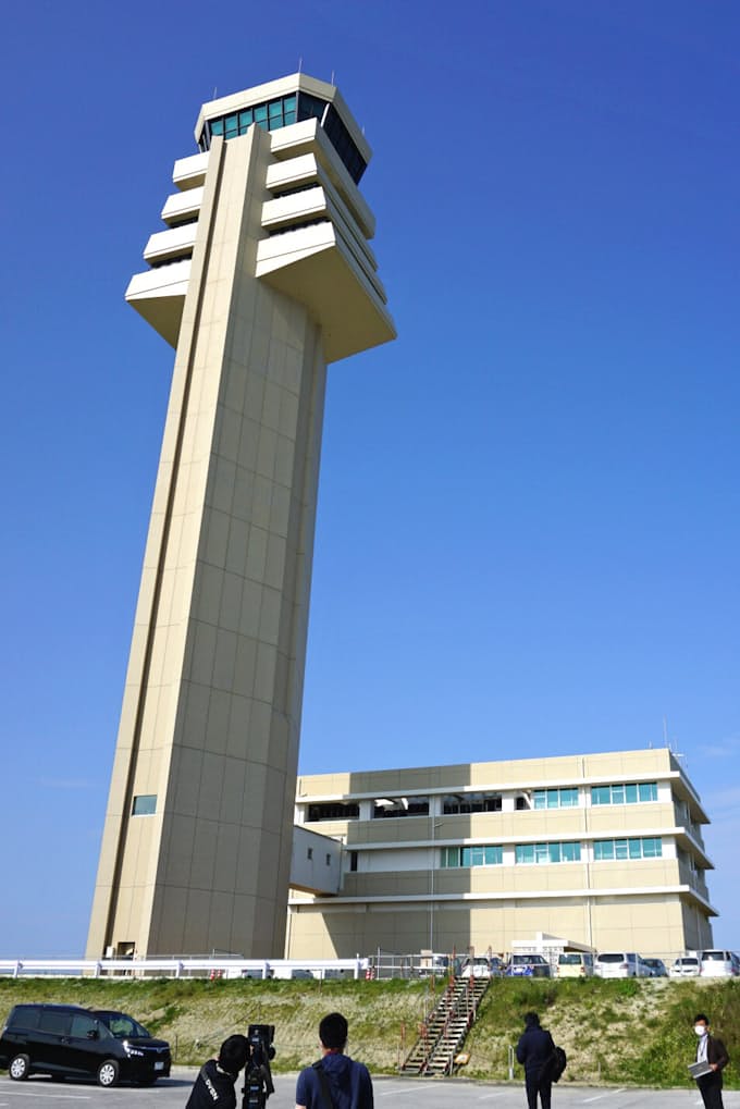那覇空港で第2滑走路公開 管制塔は羽田に次ぐ高さメートル 日本経済新聞