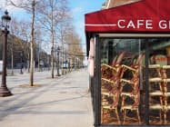 欧州では外出規制や店舗休業などが広がり経済活動が停滞している(22日、パリのシャンゼリゼ大通り)=AP 欧州では外出規制や店舗休業などが広がり経済活動が停滞している(22日、パリのシャンゼリゼ大通り)=AP