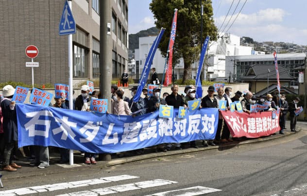 石木ダム建設工事の差し止めを求めた訴訟の判決を前に、長崎地裁佐世保支部前で集会を開く原告と支援者ら(24日午後、長崎県佐世保市)=共同 石木ダム建設工事の差し止めを求めた訴訟の判決を前に、長崎地裁佐世保支部前で集会を開く原告と支援者ら(24日午後、長崎県佐世保市)=共同